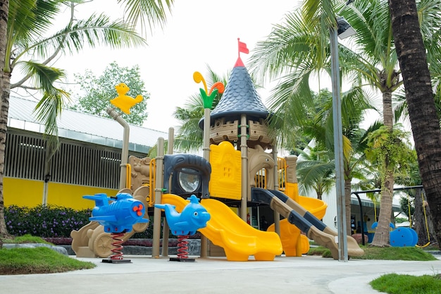 子供のための子供公園のおもちゃのための遊び場