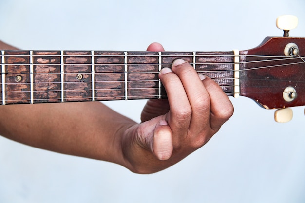 Play the guitar by hand, it's the chord guitar "E major".