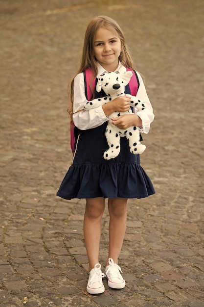 遊びと学習は手をつないでいます 幸せな子供は野外でおもちゃの犬と遊び 子どもの発達と学習 幼稚園教育 遊び学校とデイケア 創造性と想像力 社会的スキル