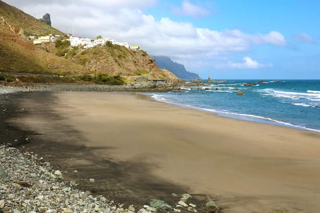 Playa de Almaciga strand met het dorp op de heuvel, Tenerife, Spanje