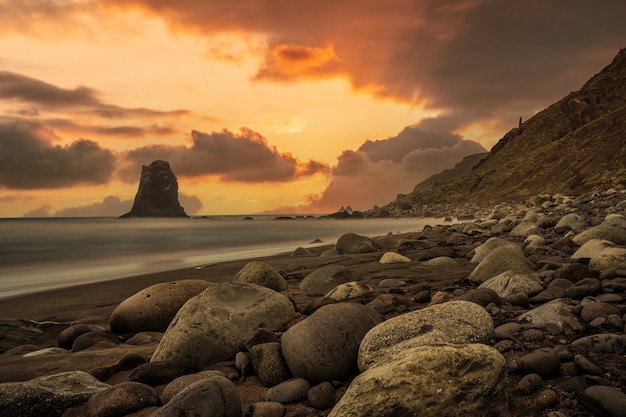 Плайя-де-Бенихо однажды днем с красивым закатом, Тенерифе, Канарские острова. Испания