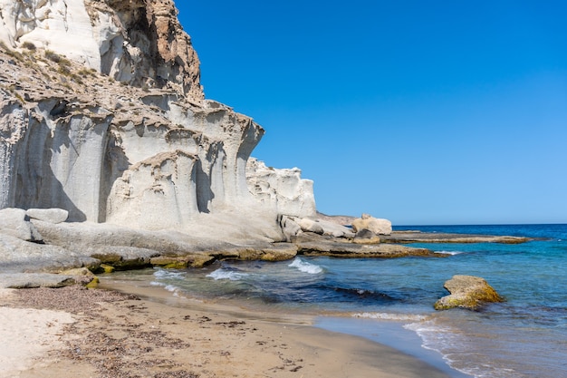 Playa de enmedio in cabo de gata op een mooie zomerdag, almería