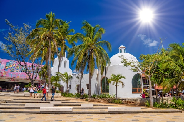 Фото Плайя-дель-кармен, мексика апрель 2022 часовня белой церкви богоматери в плайя-дель-кармен, кинтана-роо, юкатан, мексика