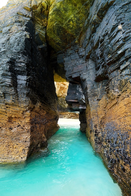 Foto spiaggia di playa las catedrales catedrais in galizia spagna