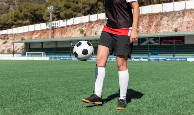 Foto giocatore sul campo di calcio da vicino