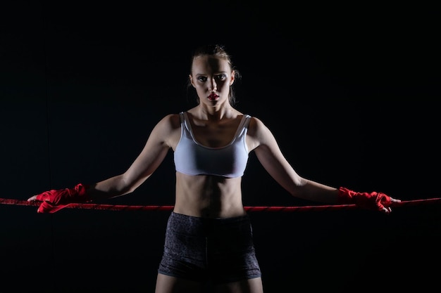 Foto il giocatore appena prima del combattimento si appoggia sul ring di boxe leoni una donna nel ring in una lotta