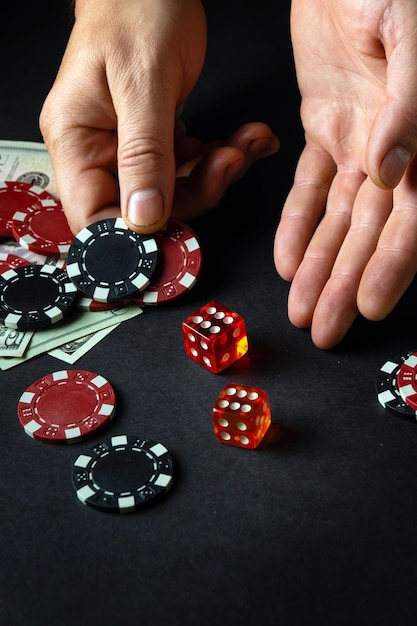 Игрок делает ставку в игре в кости или играет в кости на столе в покерном клубе.