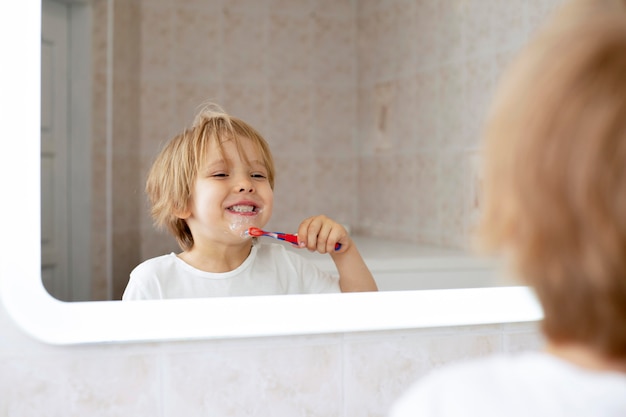 写真 歯を磨く遊び心のある少年