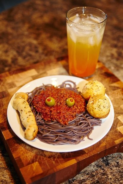Игральная тарелка для лица с фиолетовыми спагетти и двухцветным напитком