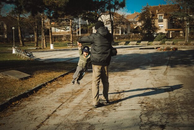 산책로 에서 놀이 하는 아버지 와 아들