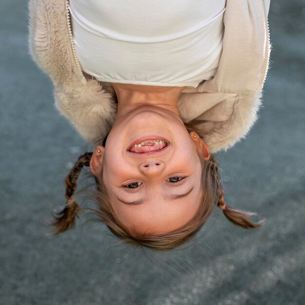 Photo playful girl with head upside down