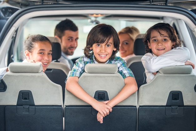 車の後ろに遊び心のある子供たち