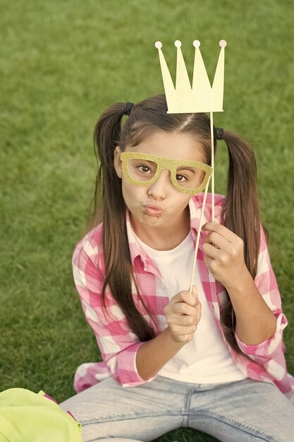 Foto puntelli giocosi della cabina del partito della ragazza della principessa che posano per il concetto della foto