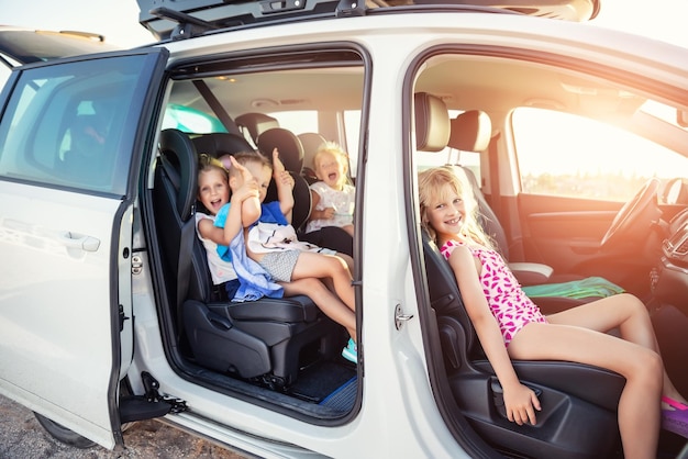 Photo playful siblings enjoying in car