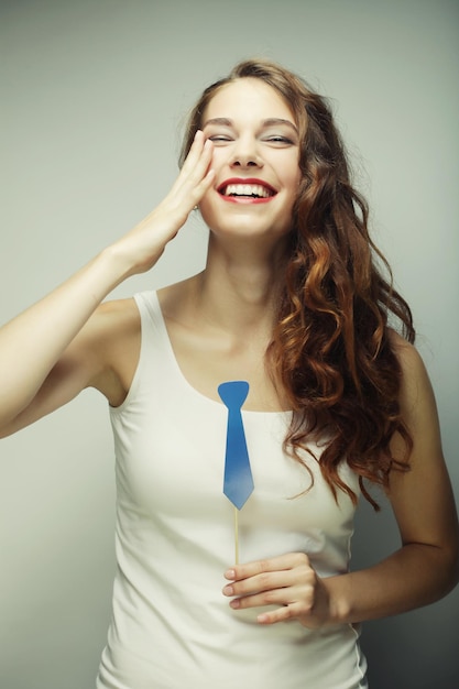 Giovane donna allegra pronta per la festa