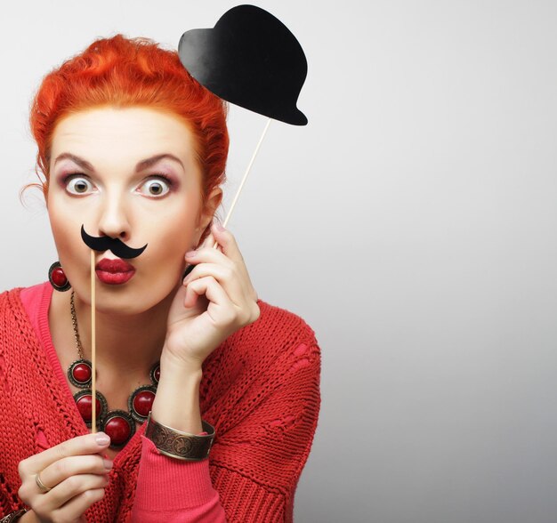 Foto giovane donna allegra pronta per la festa