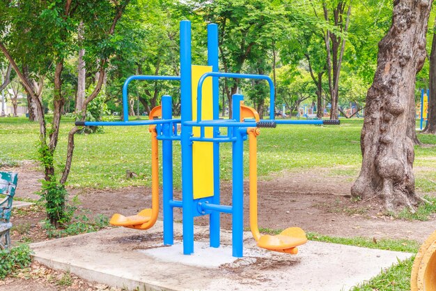 Foto parco giochi contro gli alberi nel parco