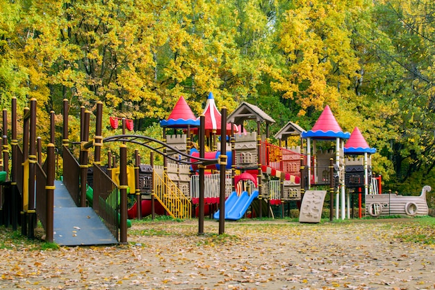 Детская площадка на улице осенью
