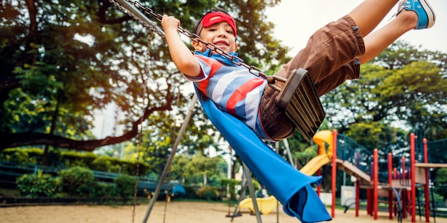 Concetto del ragazzo del bambino di libertà del supereroe del cortile del campo da giuoco