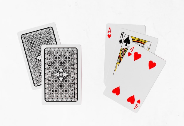 Foto carte da gioco, asso e re vestito con retro su sfondo bianco