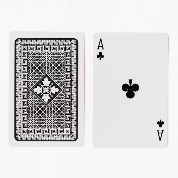Foto carte da gioco, asso suite con retro su sfondo bianco