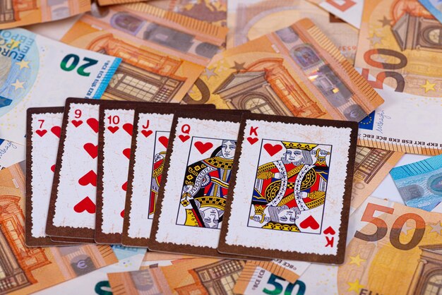 カードゲーム - ユーロ紙幣の背景に賭博のコンセプト