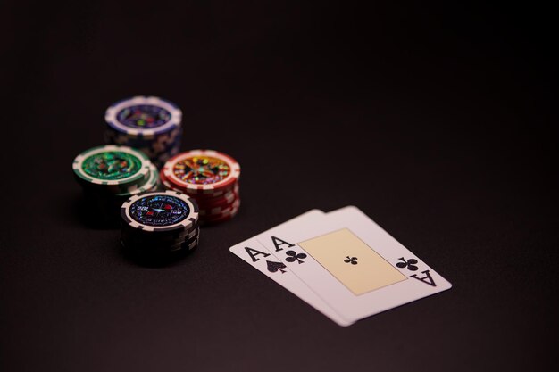 Фото Играя в карты вблизи за столом покера комбинация карт пара тузов