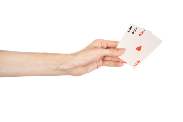 흰색 배경에 고립 손에 카드 놀이