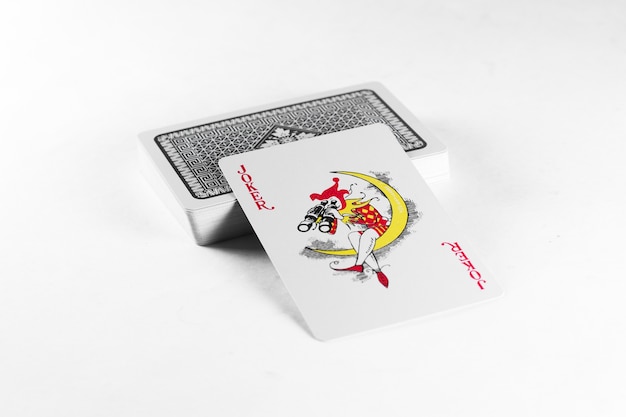 Carte da gioco, tuta joker su sfondo bianco