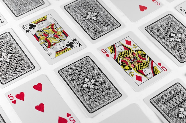 Фото Игральные карты queen card и back back background mockup