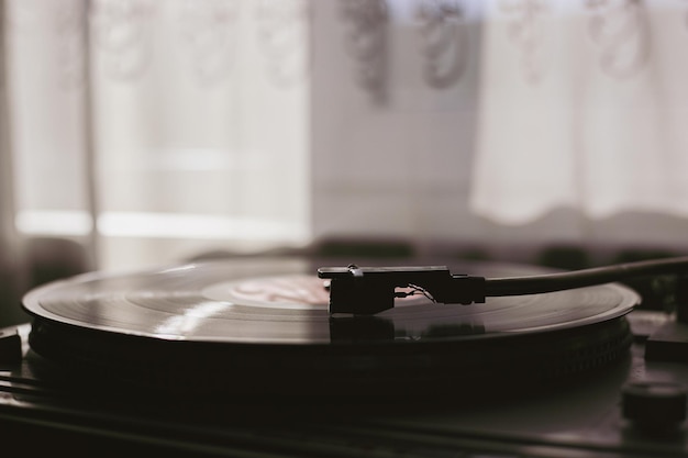 Foto riproduzione di dischi in vinile classici in primo piano alla luce del giorno