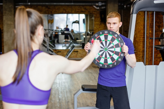 Giocare a freccette in palestra.