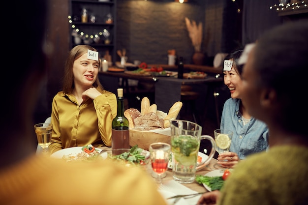 Giocare a indovinello a cena