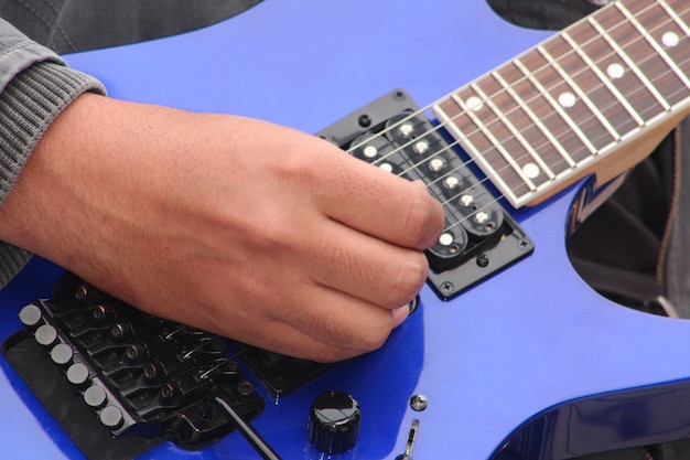 Foto suonare la chitarra