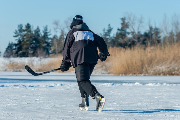 Giocare a hockey su ghiaccio sul lago ghiacciato