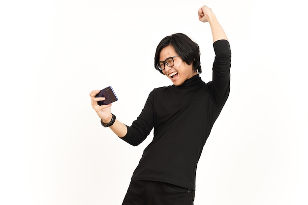 흰색 배경에 고립 된 잘생긴 아시아 남자의 스마트폰에서 모바일 게임