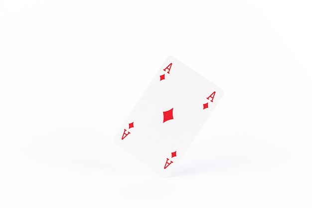 Foto giocare a carte da poker asso su sfondo bianco