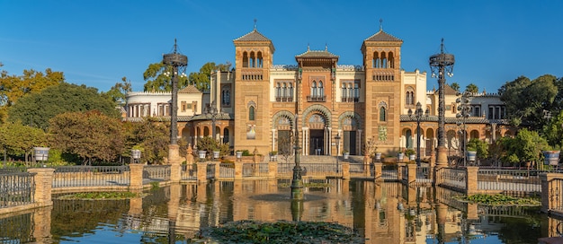 Пласа-де-Америка и Музей народного искусства в Севилье, Андалусия, Испания. Он расположен в Парке де Мария Луиза. панорама