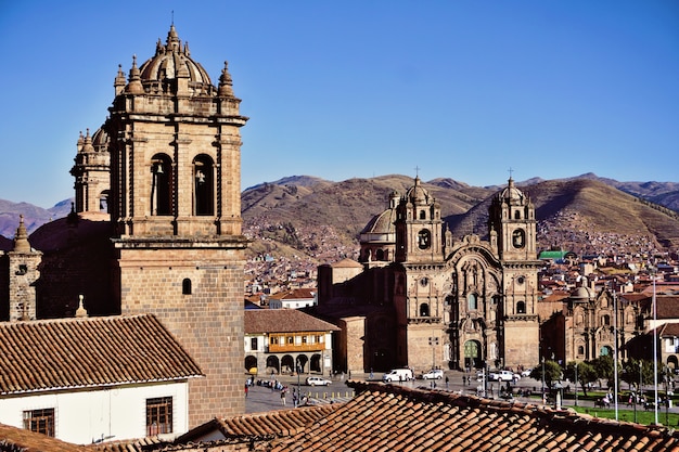 사진 plaza de armas, cathedral and church of the society of jesus 또는 iglesia de la compania de jesus. 페루 쿠스코. 아름 다운 여름날에 푸른 하늘입니다.