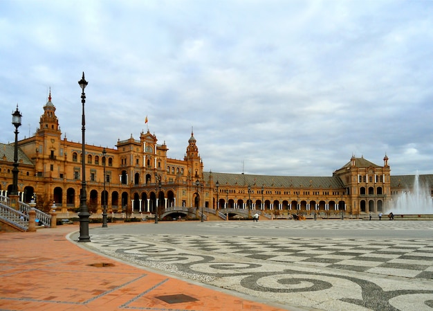 Фото plaza de espana, потрясающая историческая площадь, построенная для иберо-американской выставки или expo 29 в 1929 году, севилья, испания