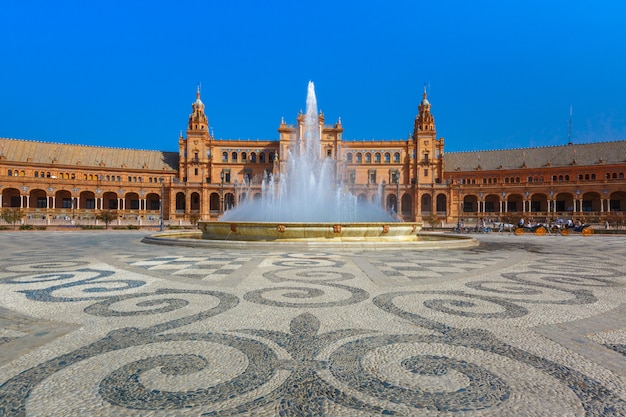 Foto plaza de espana al giorno soleggiato a siviglia, spagna