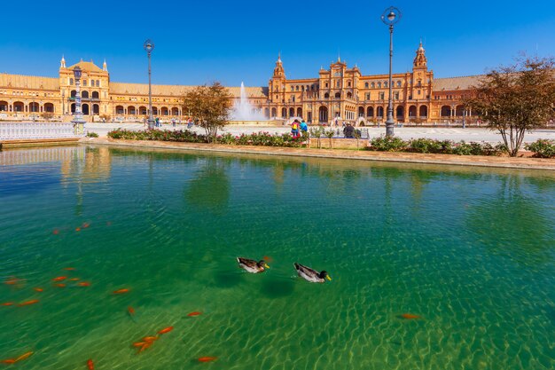 Plaza de espana al giorno soleggiato a siviglia, spagna