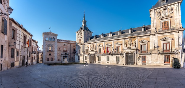 스페인의 유서 깊은 건물에 있는 시의회의 Plaza de la Villa de Madrid 의석