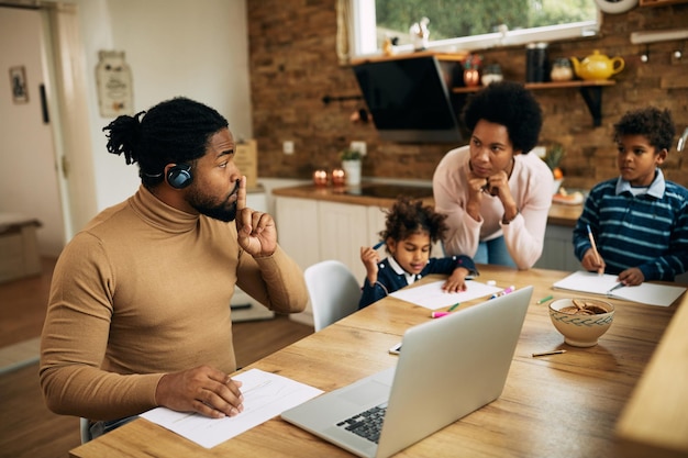 Per favore, puoi stare tranquillo ora che papà deve lavorare