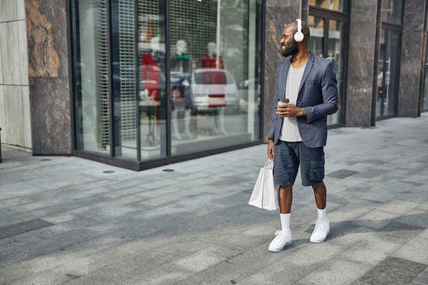 写真 都会の週末を楽しみながら笑顔を保ちながら髭を生やした男性を喜ばせる