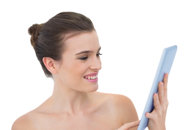 tablet pc를 사용하여 만족스러운 자연 갈색 머리 모델