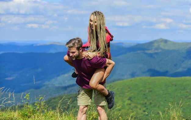 写真 お互いに満足している山の中の男女 一緒にいて幸せ 自由感 旅行中のカップルは楽しい 最高のロマンチックなデート バレンタインデーの愛のカップル 家族関係