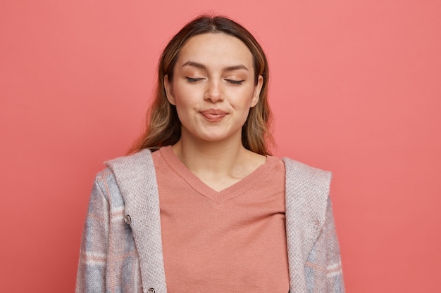 Photo pleased young girl standing with closed eyes