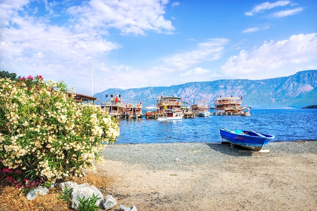 Imbarcazioni da diporto al molo di chamlik sulla strada per l'isola di cleopatra mar egeo marmaris turchia