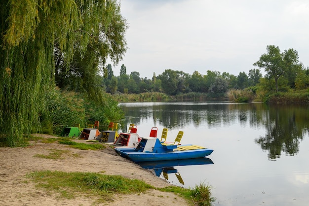 Прогулочные катамараны с педалями для катания по воде